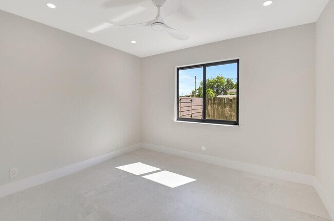 Building Photo - 2894 Florida Blvd