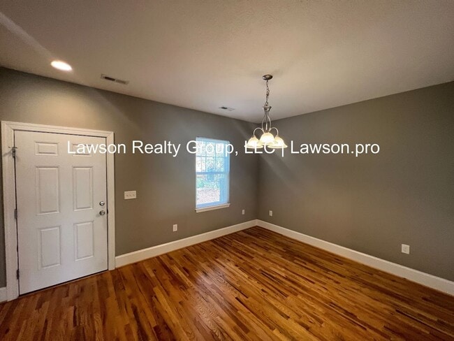 Building Photo - Luxurious Colonial Green Townhome