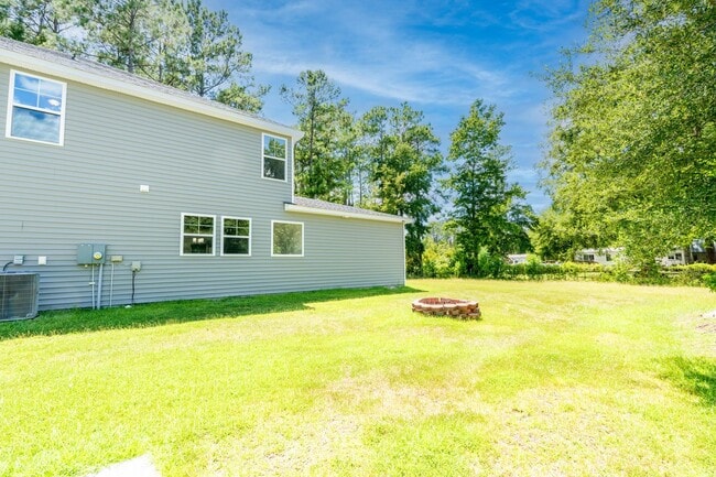 Building Photo - Modern Living in the Heart of Summerville!