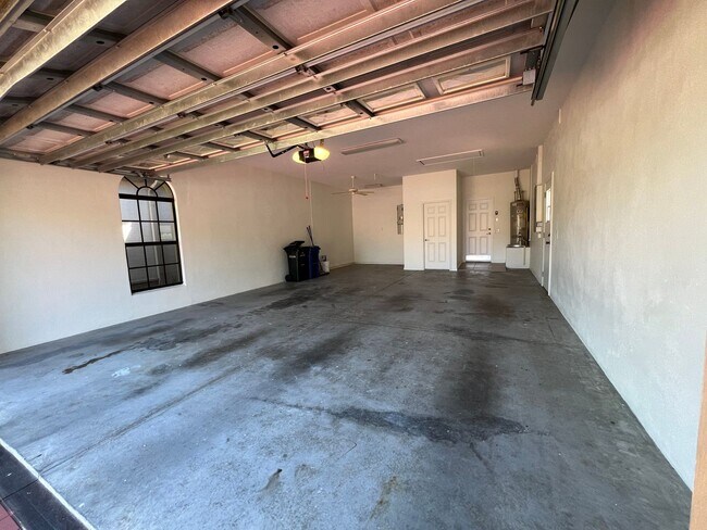 Building Photo - 2115 N Lakecrest Loop
