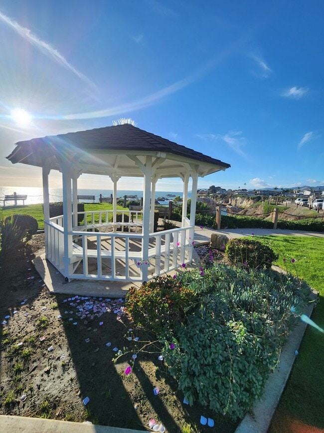 Building Photo - Retro Style Beach Apartment- Water Included!