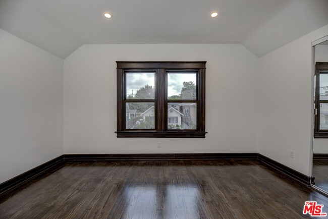 Building Photo - 140 Roselawn Pl