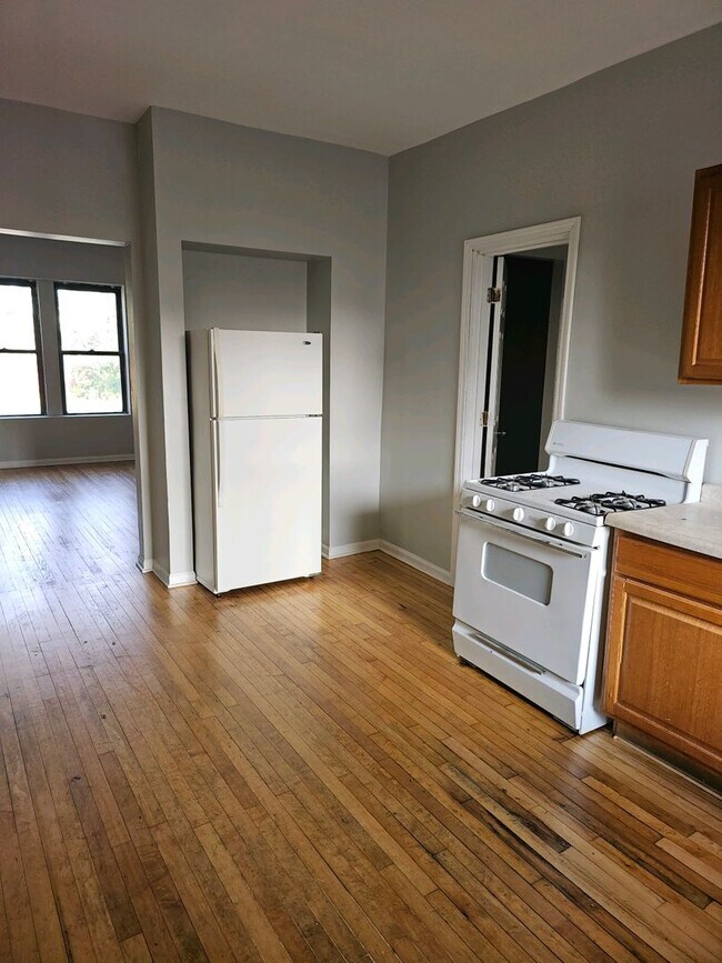 Interior Photo - 634-640 N Lamon