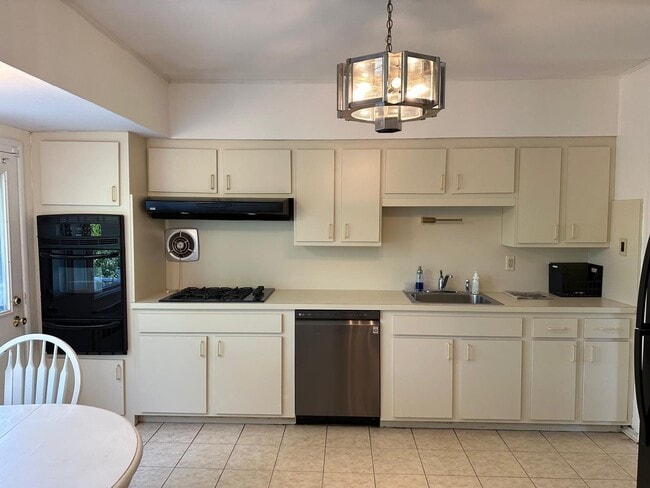 Building Photo - 310 S Oyster Bay Rd