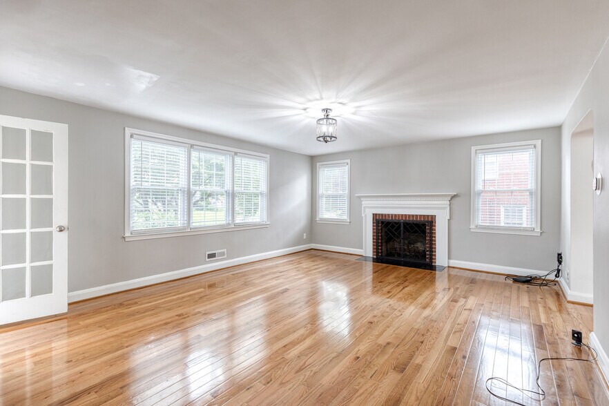 Building Photo - 1517 Dellsway Rd