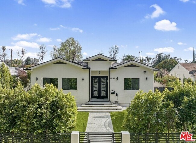 Building Photo - 19148 W Oxnard St