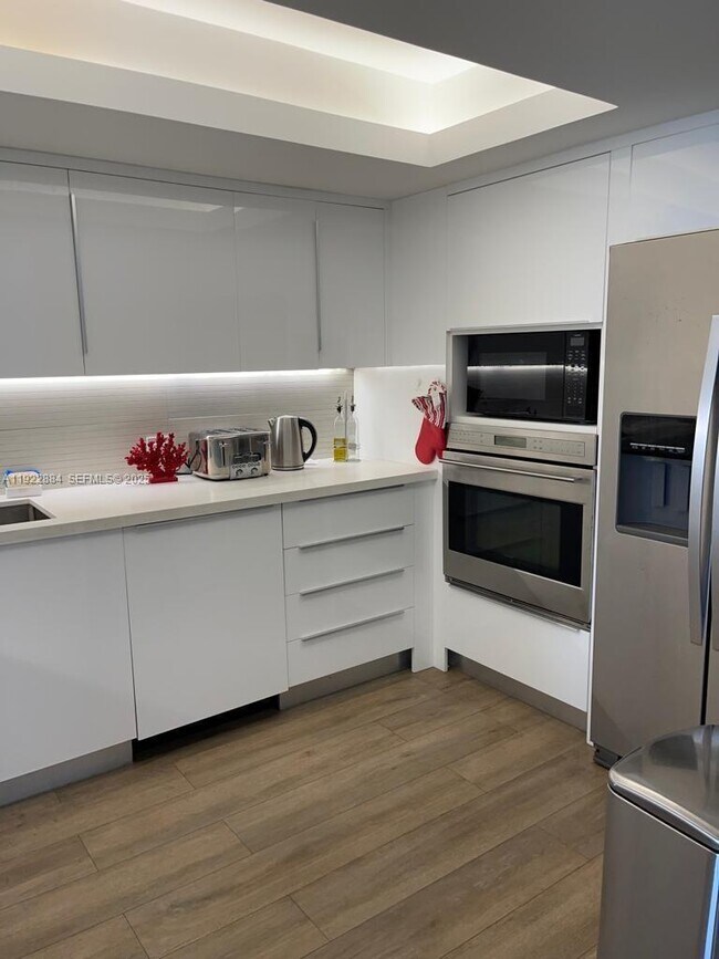 Building Photo - 100 Bayview Dr