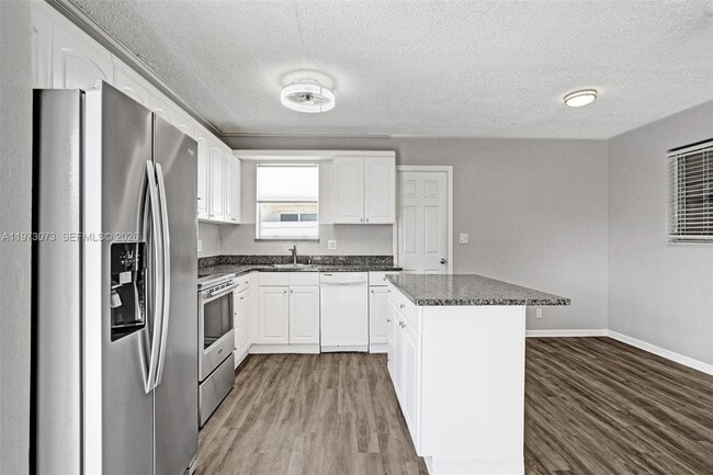 Building Photo - 949 SE 10th Ct