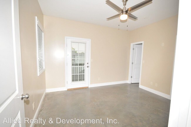 Building Photo - 4 br, 4.5 bath Apartment - 443 Meador Drive