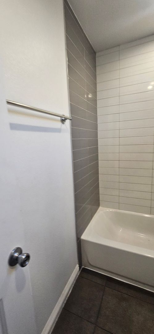 Building Photo - 211 W 43rd St