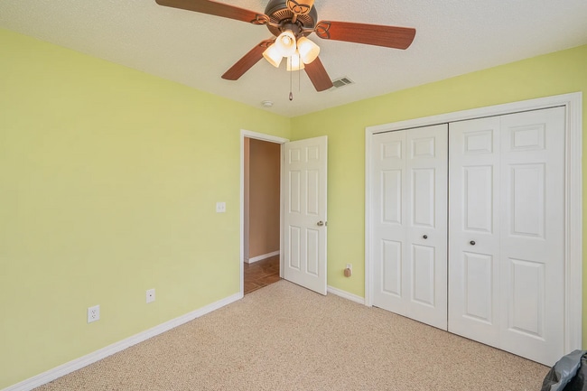 Building Photo - 4 Bedroom 2 bathroom