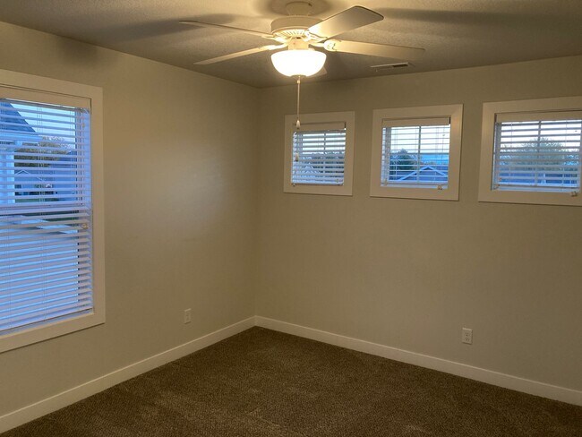 Building Photo - 4 bed / 2.5 Bath in Altoona