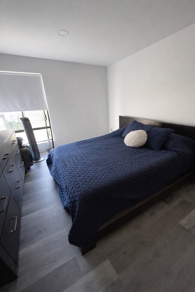 Building Photo - 4 Commodore Dr