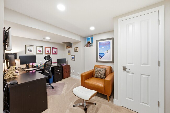 Building Photo - 2721 Wilshire Dr S