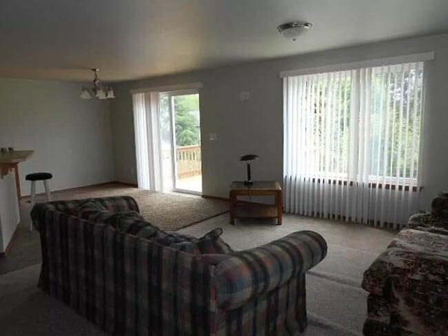 Building Photo - 3bd 2 1/2ba Home With garage