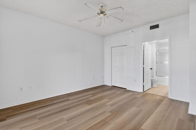 Building Photo - 2804 Sarento Pl