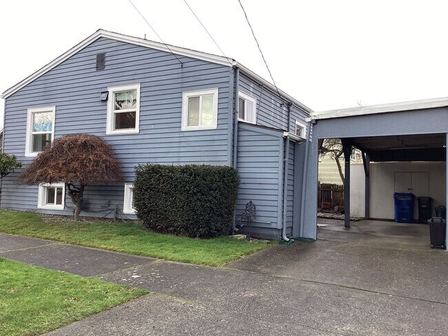 Building Photo - Cute 3 bedrooms, 2 baths walking distance to Greenlake