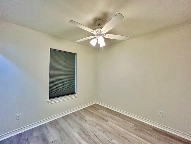 Building Photo - 1000 Ranchway Dr