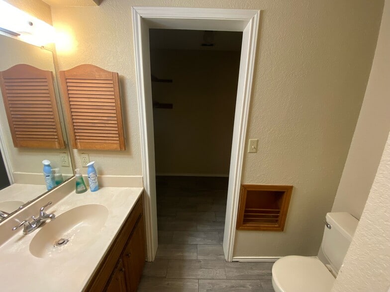 Master bath - 2022 Mourning Dove Cir