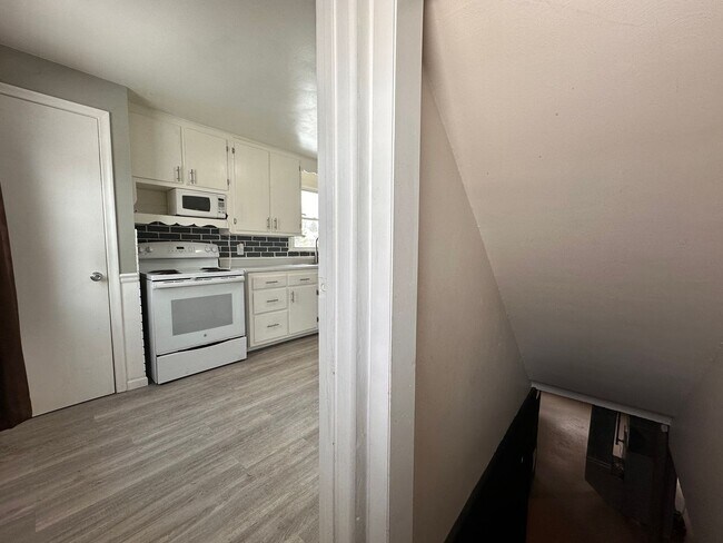 Building Photo - Recently Renovated 3 Bedroom 1 Bath Single Family Home!
