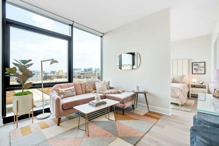 Building Photo - 1063 W Van Buren St