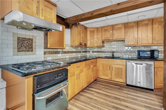 Building Photo - 11 Hallmark Pl