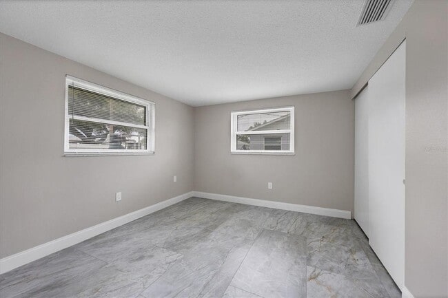 Building Photo - 880 Queen Rd