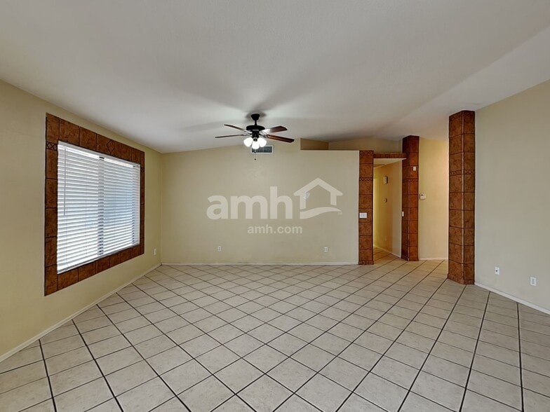 Building Photo - 1566 W Breakwell St