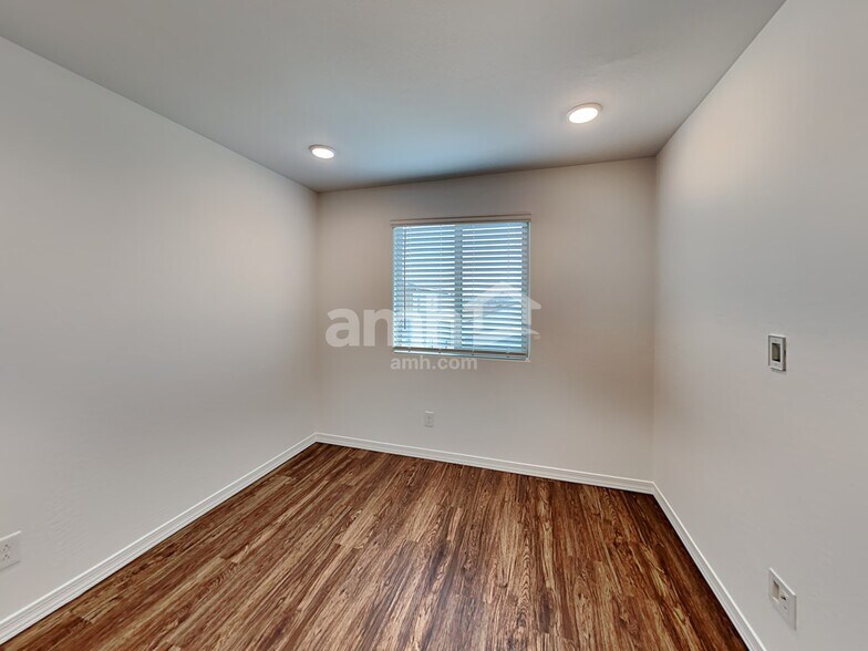 Building Photo - 897 S 150th Dr