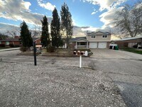 Building Photo - 3 bdrm 3 bath Home 2 car Garage 1.8 Acres Horse property. All Utilities included.