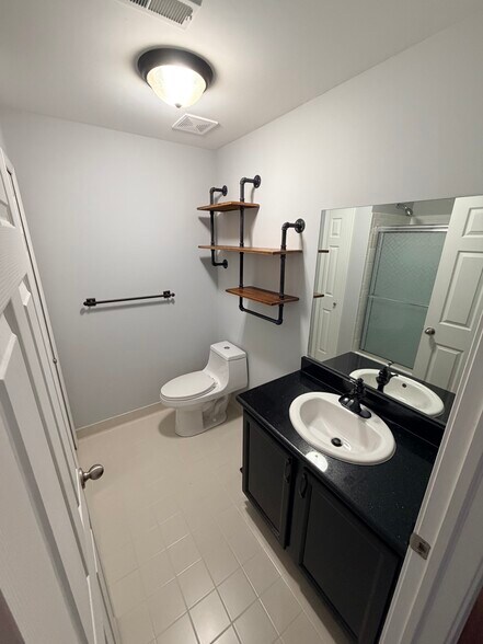 Guest bathroom - 53180 Manchester Ave