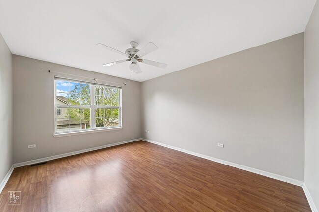 Building Photo - End Unit Three Bedroom Two and a Half Bath in North Naperville
