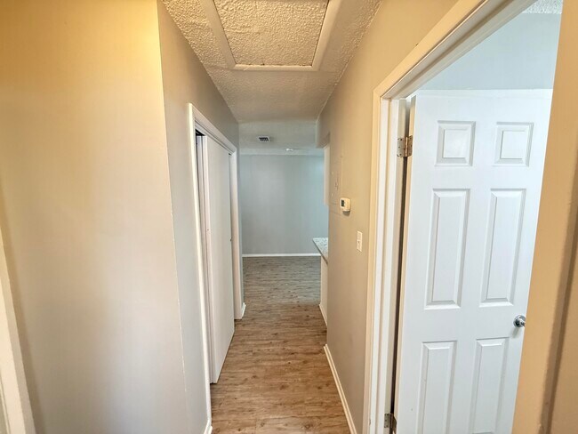 Building Photo - 116A Montrose Dr
