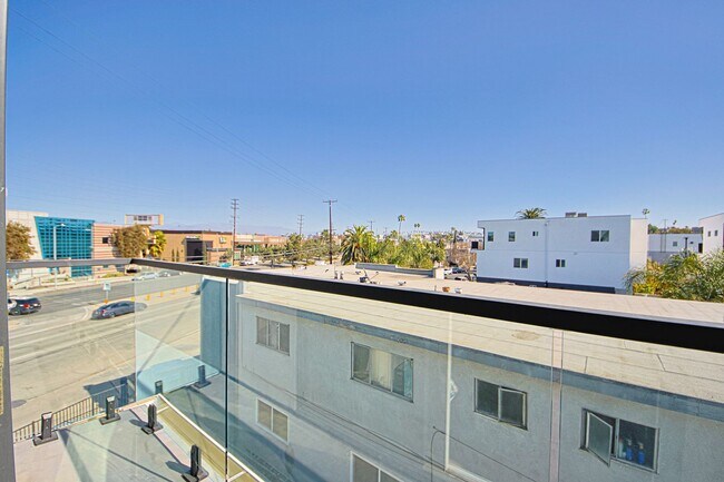 Building Photo - 1638 S Longwood Ave