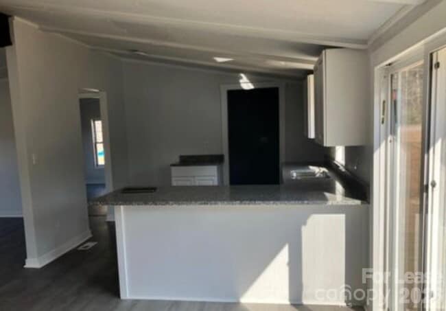 Building Photo - 141 Little Country Ln