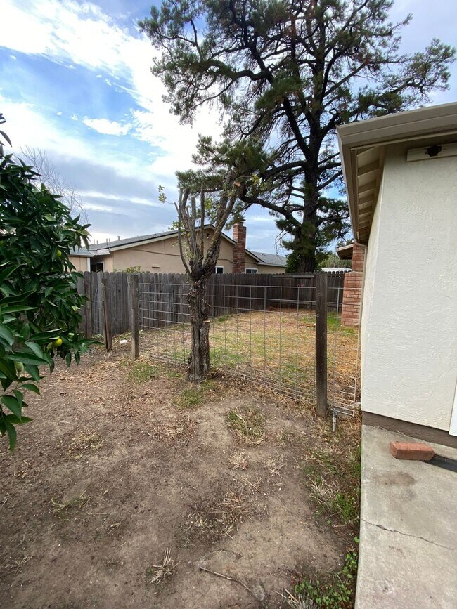 Building Photo - Available NOW - Cute 3 Bed 2 bath home in ...