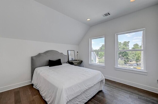 Building Photo - 6127 W Montgomery Rd
