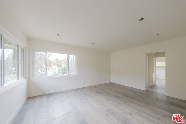 Building Photo - 10043 Haines Canyon Ave