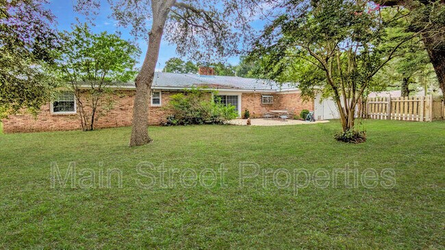Building Photo - 2 Manor Dr