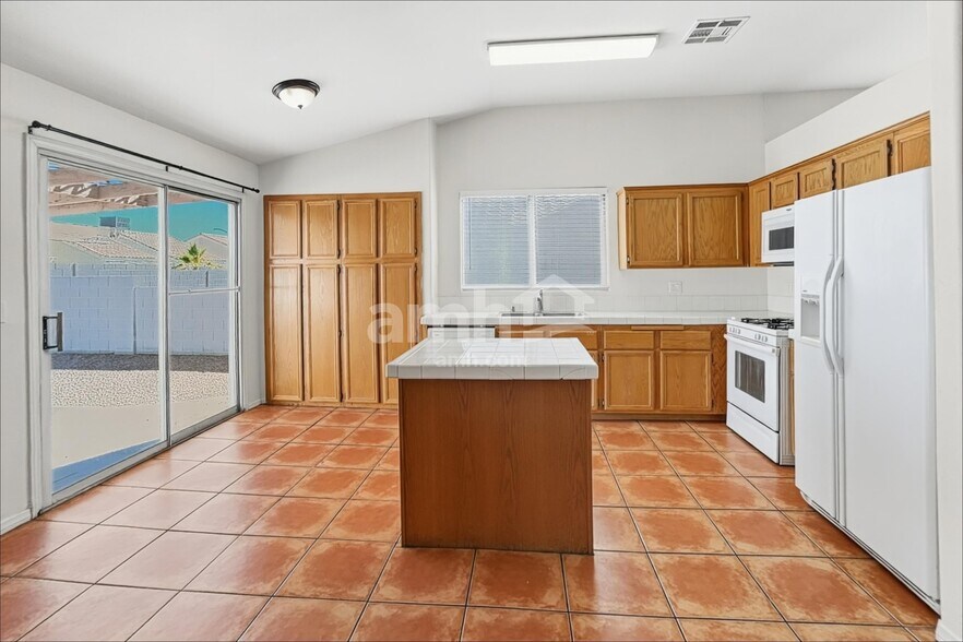Building Photo - 222 Mariposa Way