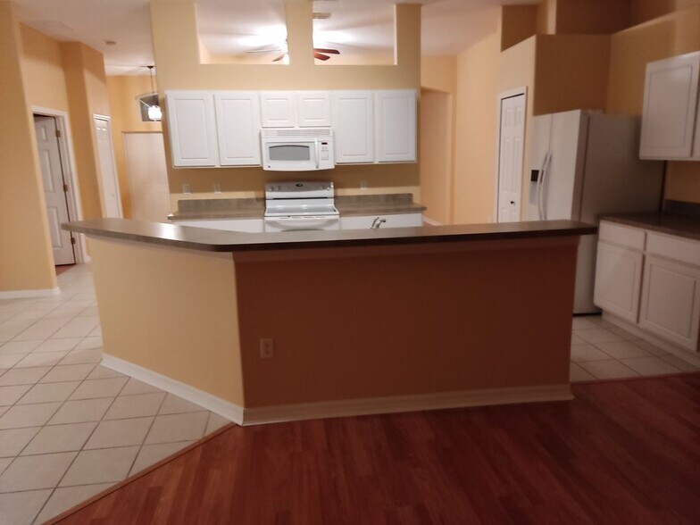 Building Photo - 17 Ziegler Pl