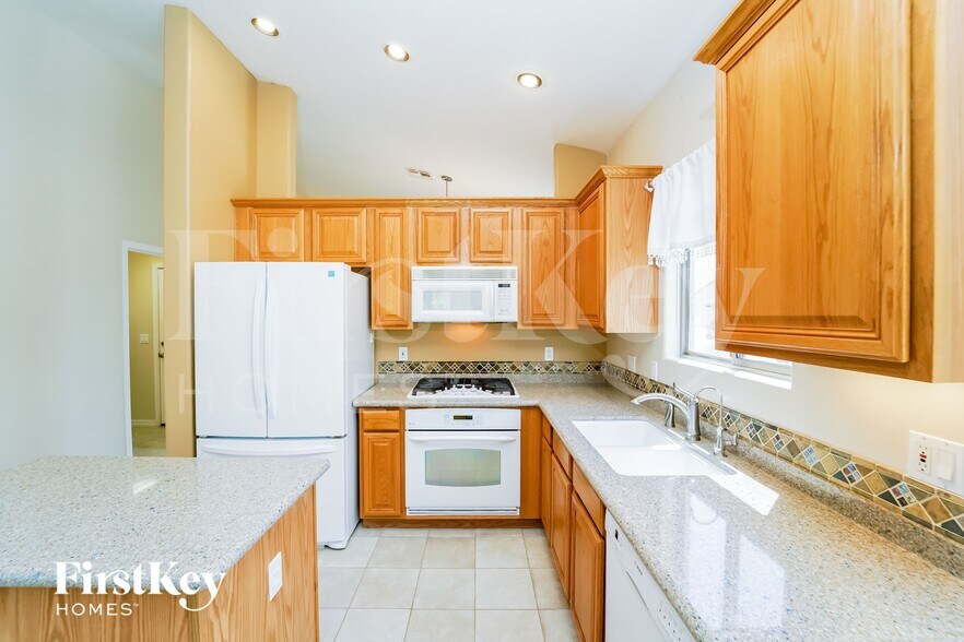 Building Photo - 5240 N Spring Pointe Pl