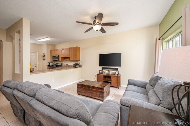 Building Photo - 5048 SW 136th Ave