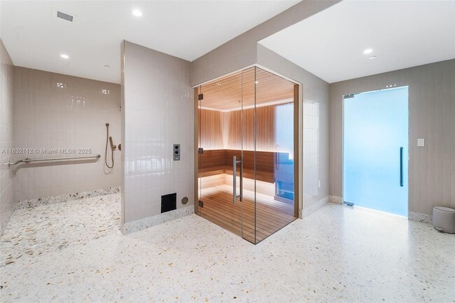 Building Photo - 2678 Tigertail Ave