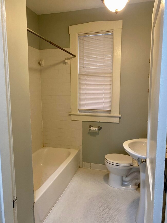 Building Photo - 2307 Evelyn Ave