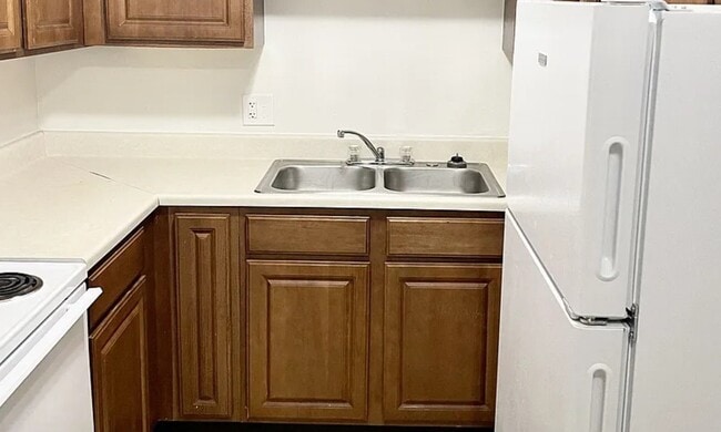 Building Photo - 600 John Goodhue Rd