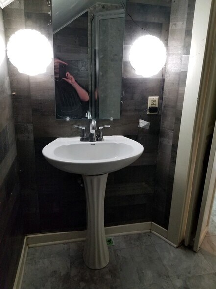 Pedestal sink - 2221 Wildcat Creek Rd