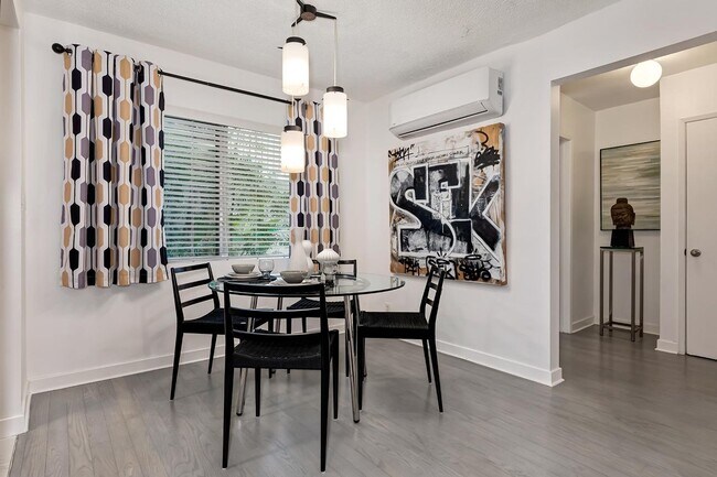 Building Photo - 1035 N Sierra Bonita Ave