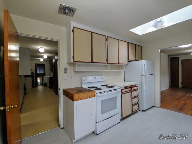 Building Photo - "Charming 2-Bed Retreat with Gleaming Hardwood Floors in Prime Seattle Location!"