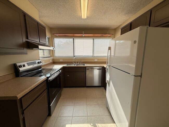 Building Photo - 302 Pinedale Dr